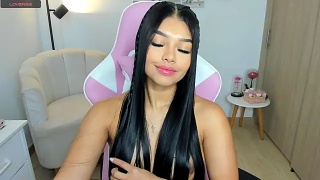 Snapshot of haileyflorez_ chatting on June 12, 2026, 2:05 pm haileyflorez online show from June 12, 2026, 2:05 pm
