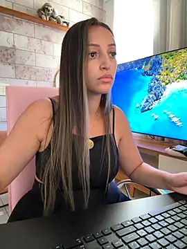 Snapshot of BelleRune chatting on September 18, 2025, 1:24 pm BelleRune online show from September 18, 2025, 1:24 pm