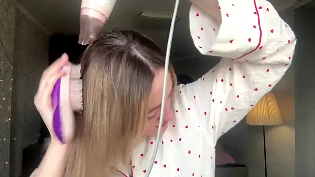 Emily lyy online show from November 24, 2025, 9:42 am