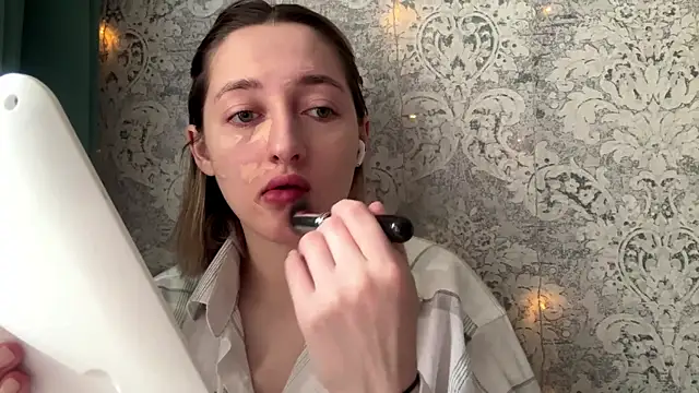 Emily lyy online show from December 3, 2025, 9:18 am