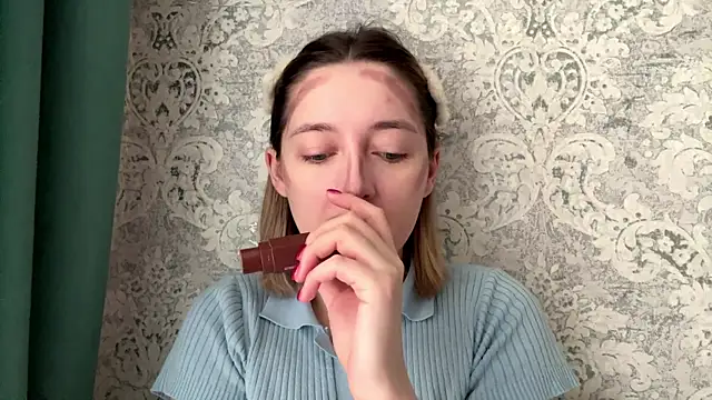 Emily lyy online show from December 15, 2025, 7:34 am