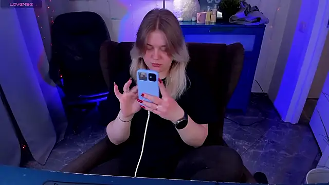 Snapshot of LouiseMous chatting on February 1, 2026, 9:02 pm LouiseMous online show from February 1, 2026, 9:02 pm
