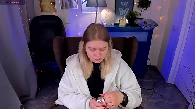 Snapshot of LouiseMous chatting on February 4, 2026, 8:03 pm LouiseMous online show from February 4, 2026, 8:03 pm