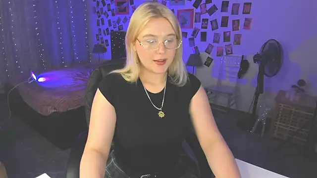 Snapshot of LouiseMous chatting on July 7, 2026, 3:16 pm LouiseMous online show from July 7, 2026, 3:16 pm