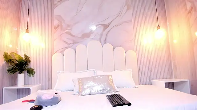 Snapshot of arietta_skinny chatting on February 4, 2026, 11:38 am arietta skinny online show from February 4, 2026, 11:38 am