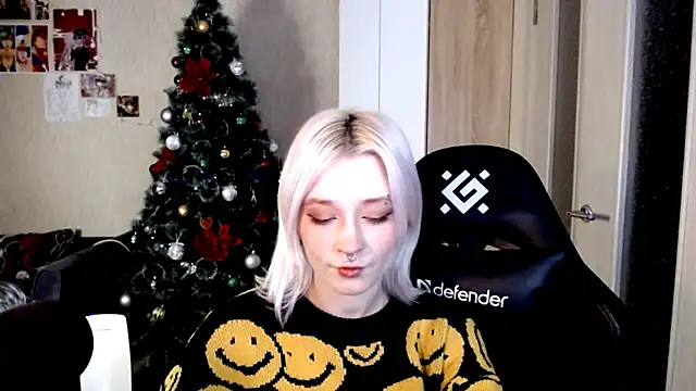 SophiaLur online show from December 15, 2025, 2:21 pm