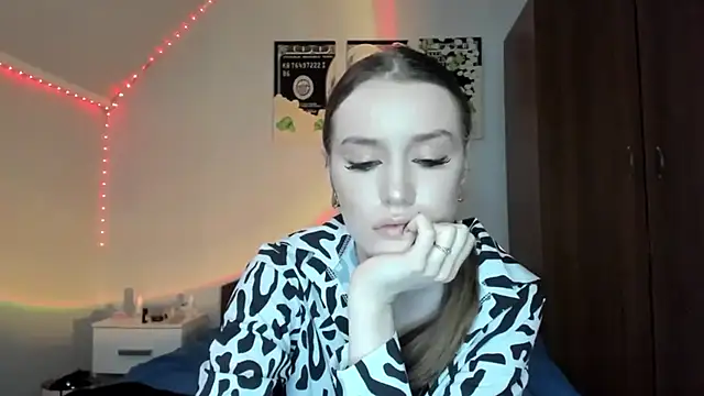 tinyglow online show from April 9, 2026, 10:04 pm