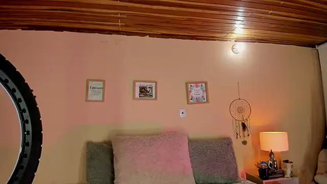 aghata jackson  online show from November 28, 2025, 1:25 pm