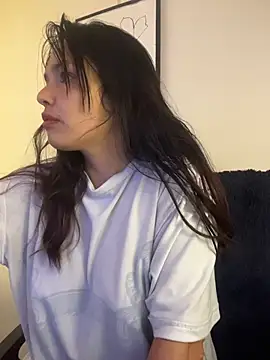 LaraDanverss online show from April 2, 2026, 10:40 pm