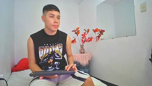 Lucastorrez01 online show from November 29, 2025, 2:25 am