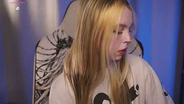 ElvenQueen online show from March 8, 2026, 2:10 pm