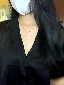 Hanni 22 online show from November 19, 2025, 8:47 am