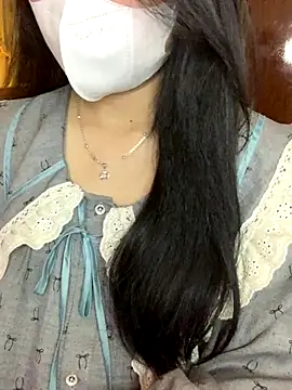 Hanni 22 online show from November 29, 2025, 3:48 pm