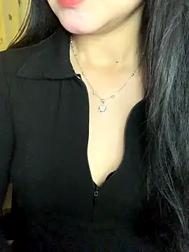 Hanni 22 online show from November 30, 2025, 3:27 pm