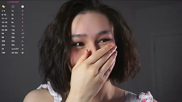 Snapshot of SoftLuna chatting on December 17, 2025, 4:29 am SoftLuna online show from December 17, 2025, 4:29 am