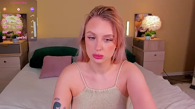 Snapshot of KiraRuiz chatting on February 3, 2026, 1:04 am KiraRuiz online show from February 3, 2026, 1:04 am