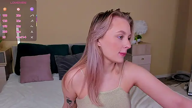 Snapshot of KiraRuiz chatting on February 5, 2026, 1:21 am KiraRuiz online show from February 5, 2026, 1:21 am