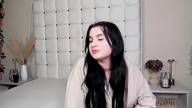 Snapshot of EvaVise chatting on November 17, 2025, 1:06 pm EvaVise online show from November 17, 2025, 1:06 pm