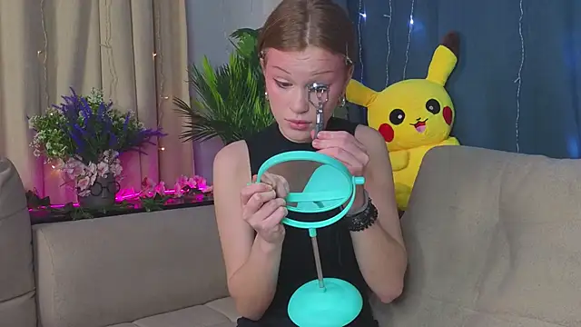 KarieBowery online show from December 4, 2025, 7:55 pm