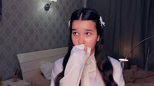 MeliaMelchiori online show from December 17, 2025, 9:43 pm