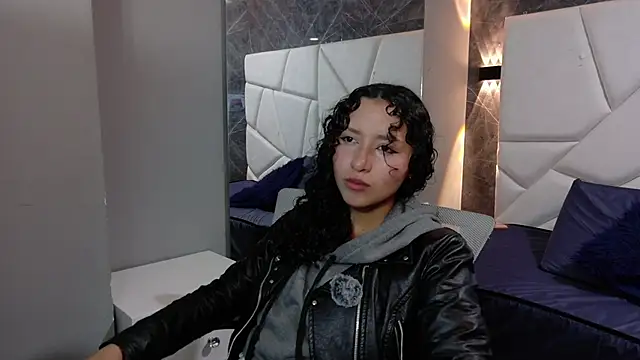 Snapshot of pettymoon1 chatting on November 29, 2025, 11:35 am pettymoon1 online show from November 29, 2025, 11:35 am