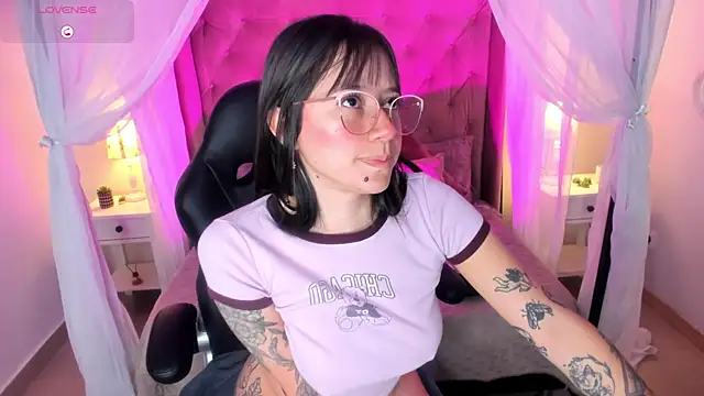 Snapshot of Annie_Petters chatting on July 9, 2026, 1:26 pm Annie Petters online show from July 9, 2026, 1:26 pm