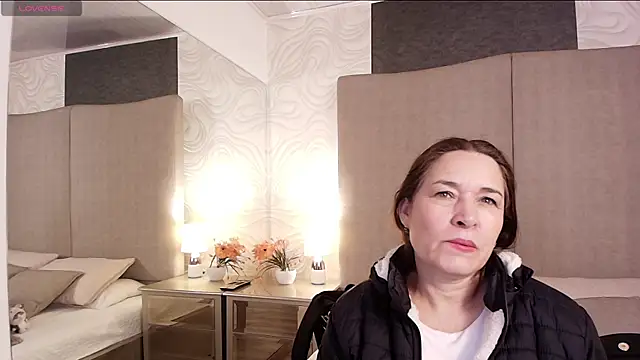 Snapshot of helen_larkin chatting on August 4, 2026, 6:43 pm helen larkin online show from August 4, 2026, 6:43 pm