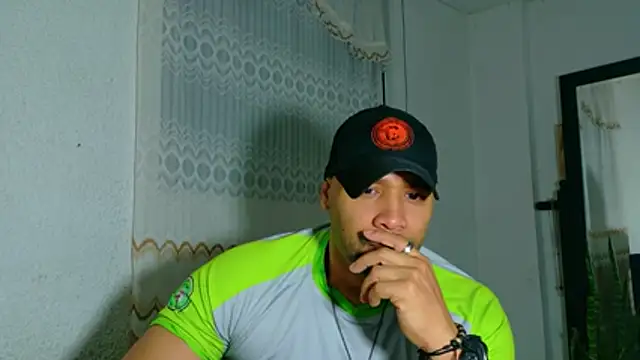 Snapshot of musclehetero chatting on July 6, 2026, 11:40 am musclehetero online show from July 6, 2026, 11:40 am