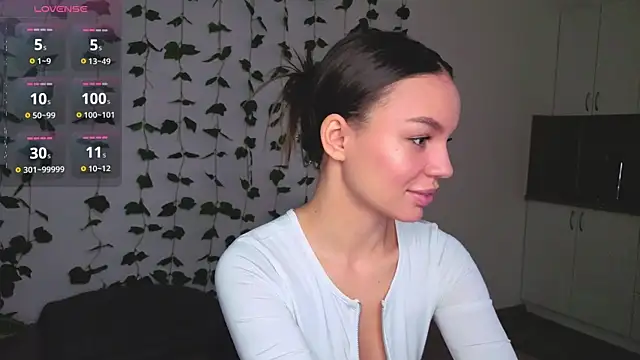 Tiffany Sweetie online show from April 10, 2026, 4:23 pm