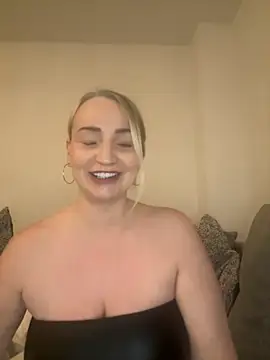 BootyQueenApril online show from November 29, 2025, 9:40 pm