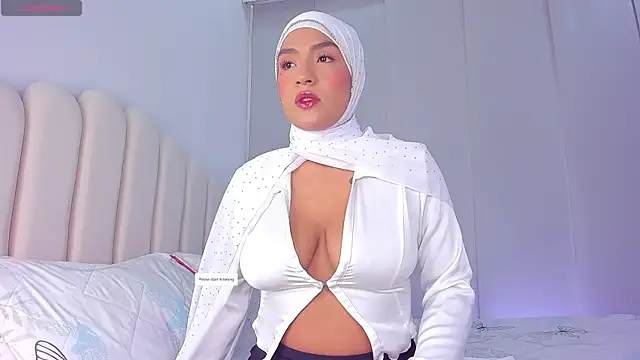 Snapshot of Amira-Zahra chatting on August 5, 2026, 2:20 pm Amira-Zahra online show from August 5, 2026, 2:20 pm