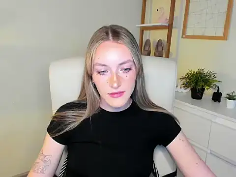 EvelynBlond online show from November 21, 2025, 1:43 pm