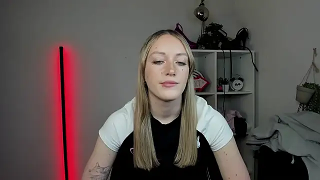 EvelynBlond online show from April 9, 2026, 12:32 pm