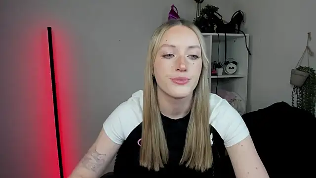 EvelynBlond online show from April 16, 2026, 12:39 pm