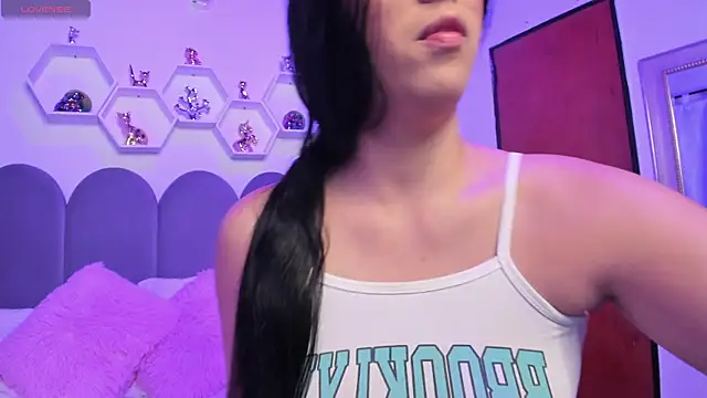 lunagomez24 online show from January 16, 2026, 1:53 am