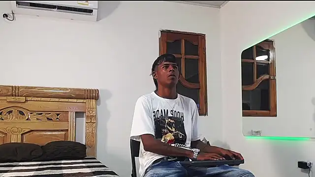 Snapshot of black_boy22_ chatting on November 26, 2025, 2:01 am black boy22 online show from November 26, 2025, 2:01 am