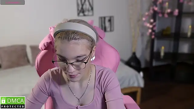 Megan Lora online show from November 25, 2025, 7:30 am