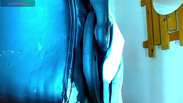 Hot Latino x online show from February 9, 2026, 12:42 pm