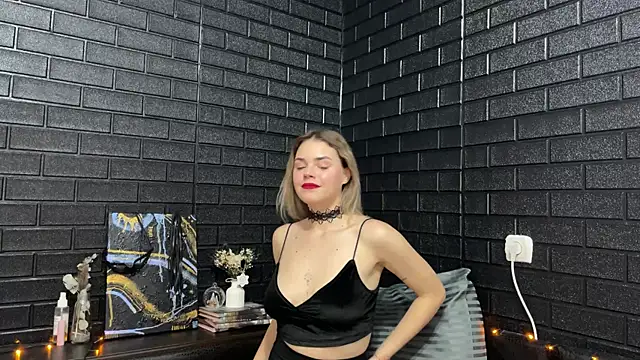 X RisingStar X online show from December 3, 2025, 6:17 pm