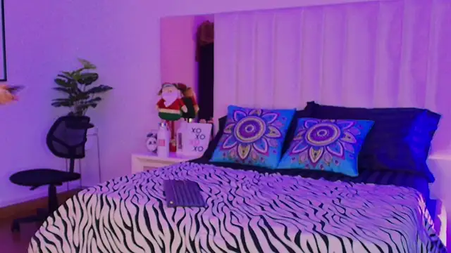 Mara Wolf01 online show from December 18, 2025, 8:26 pm