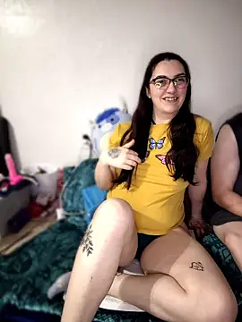 LaylaLucis online show from April 3, 2026, 3:48 am