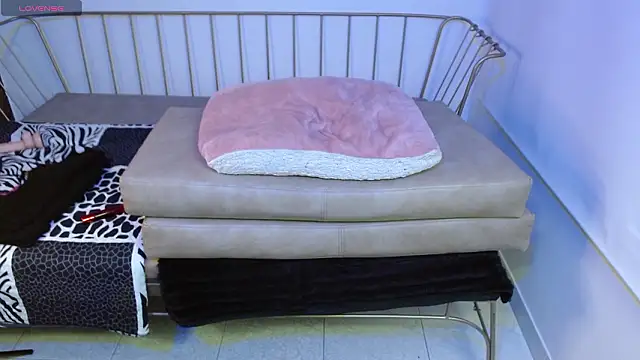 Roxanne vale online show from March 11, 2026, 1:11 am