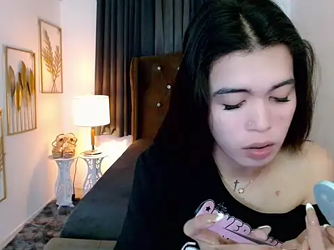 hollyyumiloove online show from March 11, 2026, 10:54 am