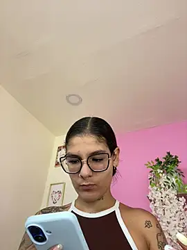 Snapshot of LauraRaider chatting on July 16, 2026, 2:17 am LauraRaider online show from July 16, 2026, 2:17 am
