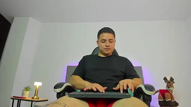 Snapshot of bry_hill chatting on November 25, 2025, 1:33 pm bry hill online show from November 25, 2025, 1:33 pm