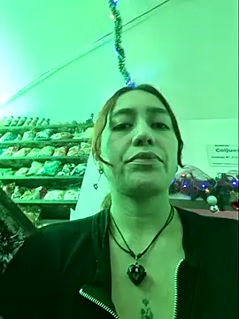 Eveeelyn25 online show from November 30, 2025, 4:05 am