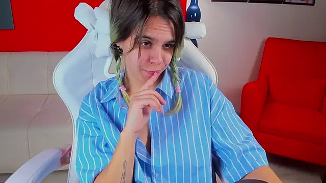 Snapshot of LiraBelle chatting on December 3, 2025, 5:26 am LiraBelle online show from December 3, 2025, 5:26 am