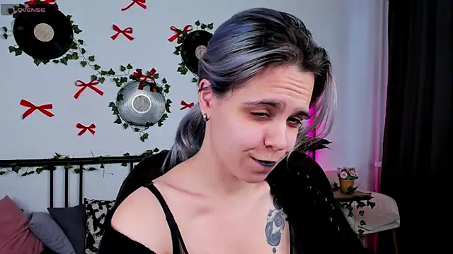 LiraBelle online show from April 11, 2026, 3:22 am