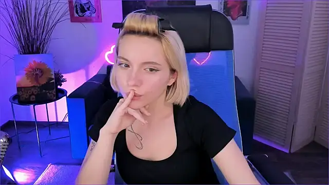 BlossomVesper online show from December 3, 2025, 8:12 am