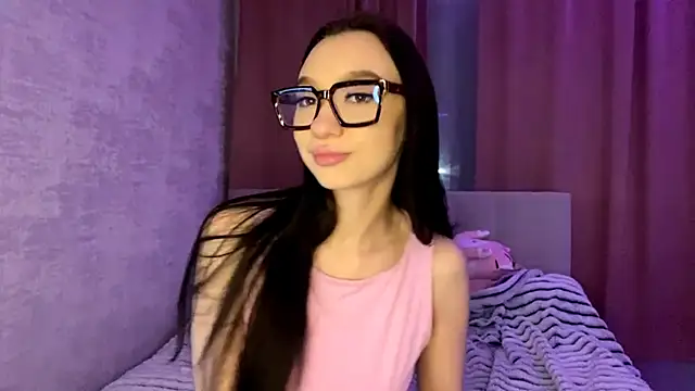 Snapshot of KristaLarmon chatting on December 3, 2025, 4:27 pm KristaLarmon online show from December 3, 2025, 4:27 pm